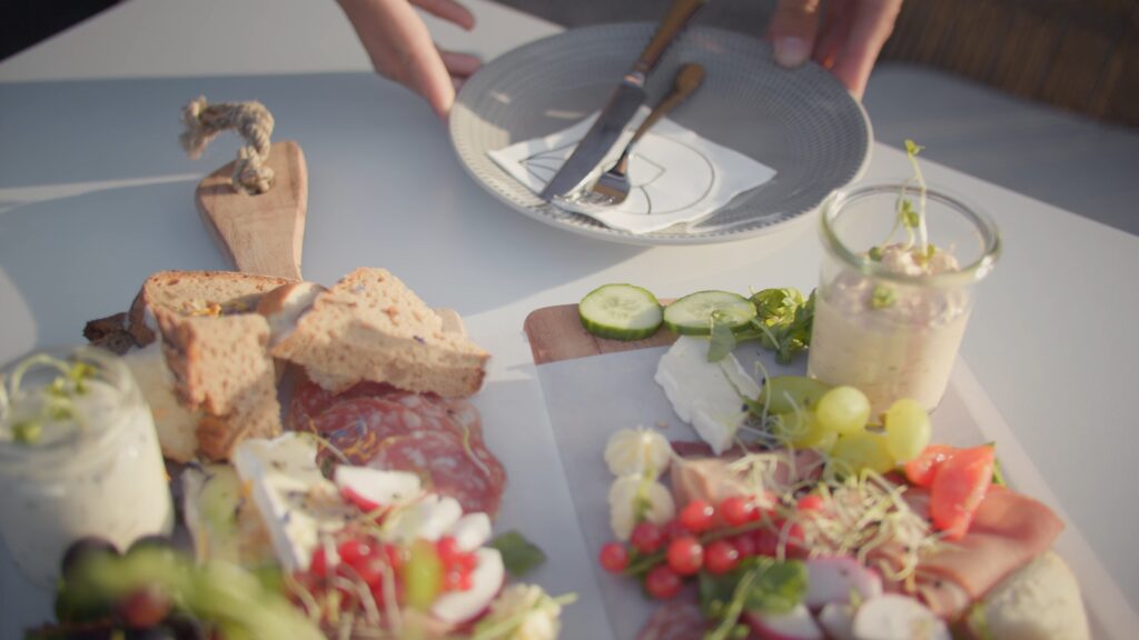 Food-Produktvideo, Gastro-Imagefilm, Makro-Detail, Tisch-Szene, Servier-Moment, Frische-Zutaten, Charcuterie-Brett, Tageslicht-Dreh, Detail-Aufnahme, Food-Styling