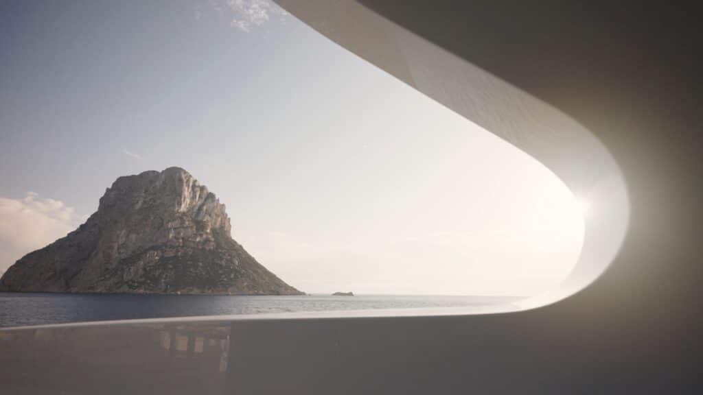 Yacht-Perspektive Küsten-Panorama Felsen-Insel Meer-Blick Sonnen-Licht Cinematic-Establishing-Shot Premium-Imagefilm Maritime-Location