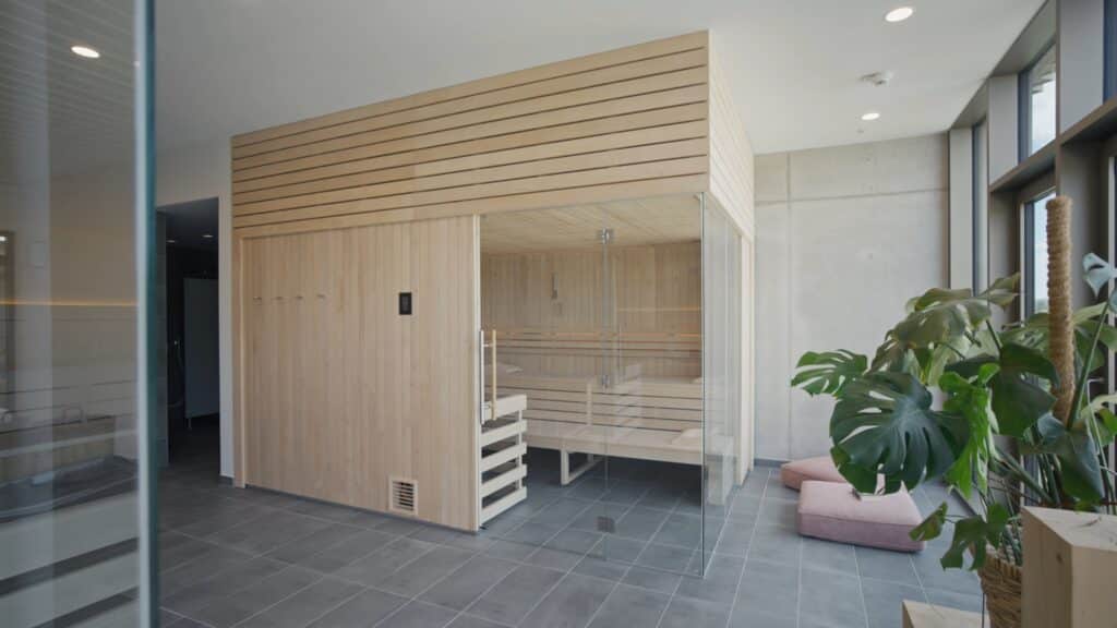 Imagefilm-Dreh, Recruiting-Video, Wellnessbereich-Interior, Moderne-Holzsauna, Glasfront-Sauna, Tageslicht-Aufnahme, Employer-Branding, Spa-Location