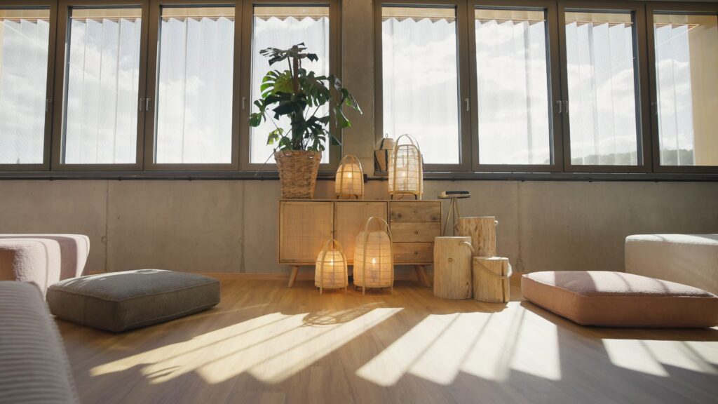 Tageslichtstudio-Innenraum, Produktvideo-Set, Set-Design-Naturmaterialien, Holzmöbel-Dekolaternen, Boho-Atmosphäre, Weiche-Lichtführung, Lifestyle-Szene, Markenfilm-Ästhetik, Detailaufnahme-Potenzial