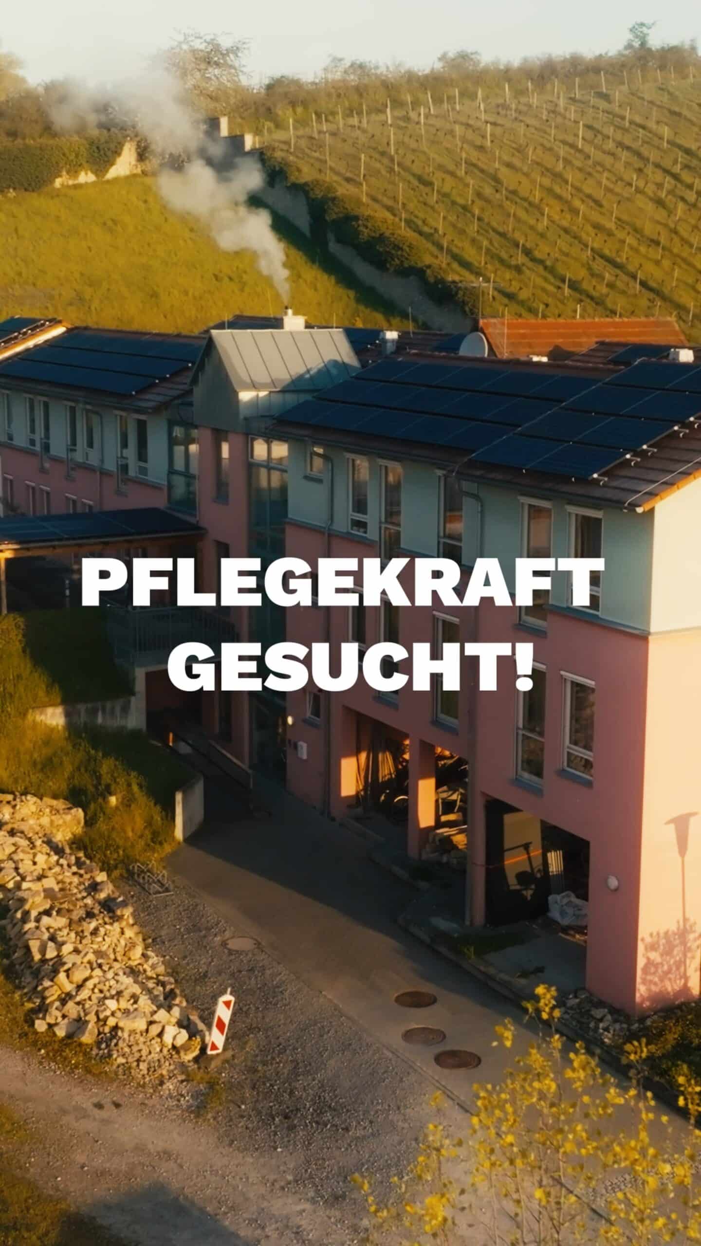 Recruiting-Video Pflegekraft-Gesucht Drohnen-Aufnahme Pflegeeinrichtung-Außenaufnahme Solarpanel-Dach Golden-Hour Weinberg-Kulisse Employer-Branding Imagefilm-Szene