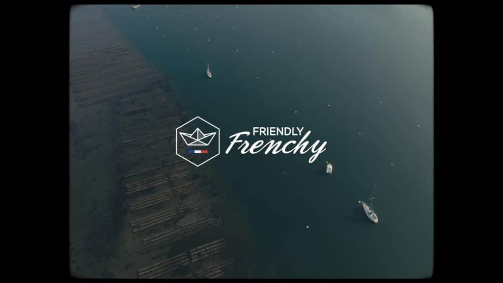 Drohnenaufnahme-maritim Imagefilm-Szene Segelboote-auf-See Küstengewässer-Luftbild Austernfelder-Aquakultur Logo-Einblendung-Branding
