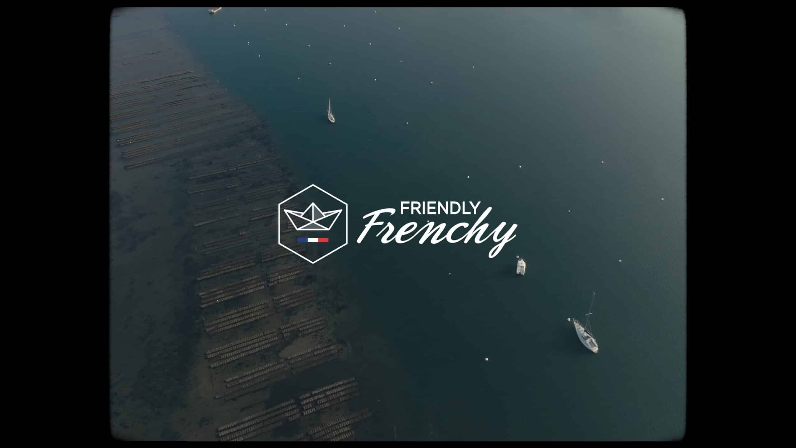 Drohnenaufnahme-maritim Imagefilm-Szene Segelboote-auf-See Küstengewässer-Luftbild Austernfelder-Aquakultur Logo-Einblendung-Branding
