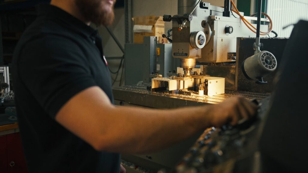 Industrieumgebung-Metallbearbeitung-Fräsmaschine-CNC-Bedienung-Produktionsprozess-Detailaufnahme-Imagefilm-Recruiting-Video