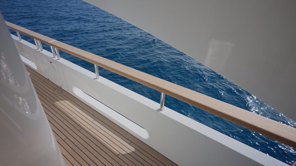 Yacht-Deck Produktvideo Maritime-Industrie Imagefilm-Dreh Luxus-Yacht Detailaufnahme Cinematic-B-Roll Holzdeck-Reling Blaues-Meer Available-Light Maritimes-Umfeld Werbefilm-Produktion