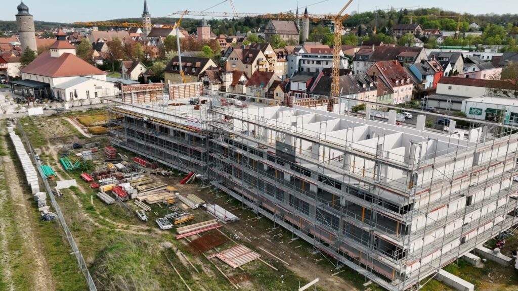 Drohnenaufnahme-Baustelle Industrieumgebung-Rohbau Kranarbeiten-Baufortschritt Gerüst-Fassadenbau Stadtansicht-Immobilienprojekt Architektur-Dokumentation Bauunternehmen-Referenzfilm Zeitraffer-Bauphase