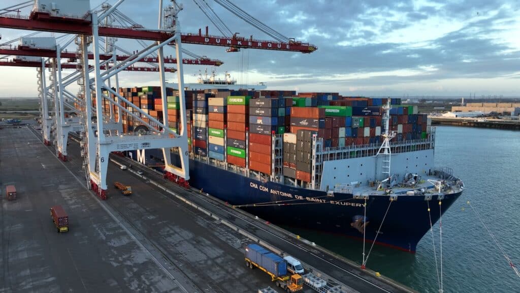 drohnenaufnahme-containerhafen, industrie-umgebung, kran-verladung, container-schiff, hafen-logistik, terminal-betrieb, liefer-kette, b2b-imagefilm