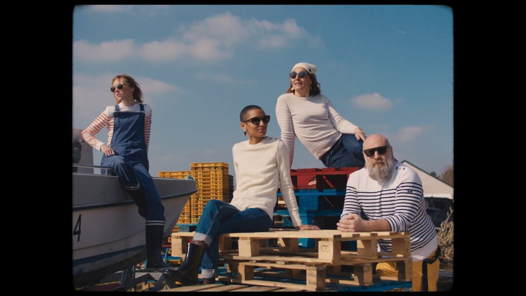 Imagefilm-Dreh-am-Hafen, Lifestyle-Setting, Team-Inszenierung, Paletten-und-Boot, Outdoor-Produktion, Sonnenlicht-Available-Light, Cinematic-Filmlook, On-Location-Brand-Storytelling, Mode-Produktvideo