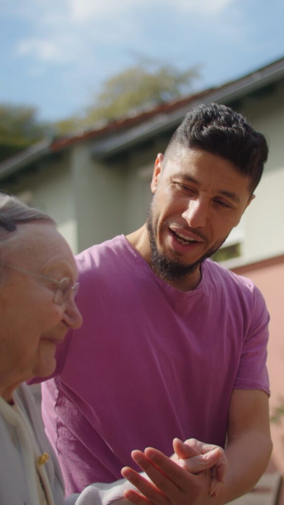 Recruiting-Video-Pflege Imagefilm-Sozialwesen empathische-Betreuungsszene Outdoor-Szene natürliche-Lichtstimmung Porträt-Nahaufnahme