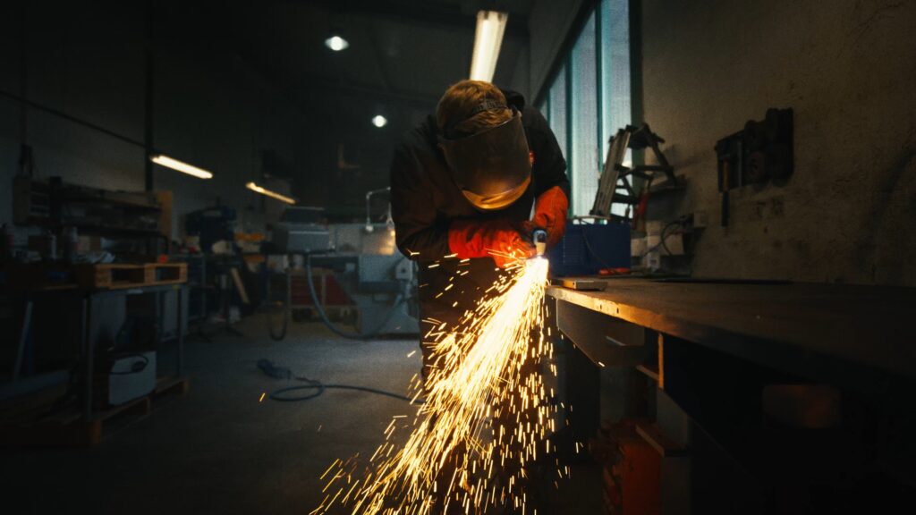 industrieumgebung-metallbearbeitung-schleifarbeiten-funkenflug-werkstatt-imagefilm-dreh-recruiting-video-b2b-videoproduktion