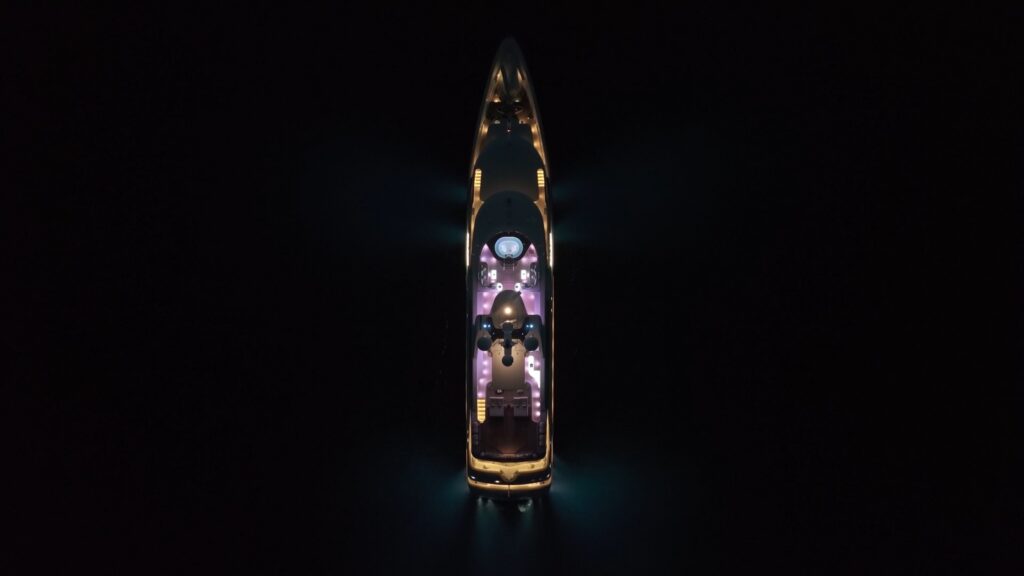 drohnenaufnahme-nacht luxusyacht-topshot beleuchtetes-deck maritimes-produktvideo b2b-imagefilm high-end-luftbild cinematic-lichtstimmung