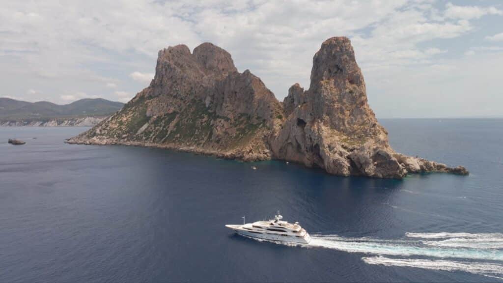 drohnenaufnahme-meer luftbild-küstenlandschaft luxusyacht-aufnahme felsinsel-mediterran imagefilm-tourismus werbefilm-maritim weitwinkel-luftaufnahme kino-look