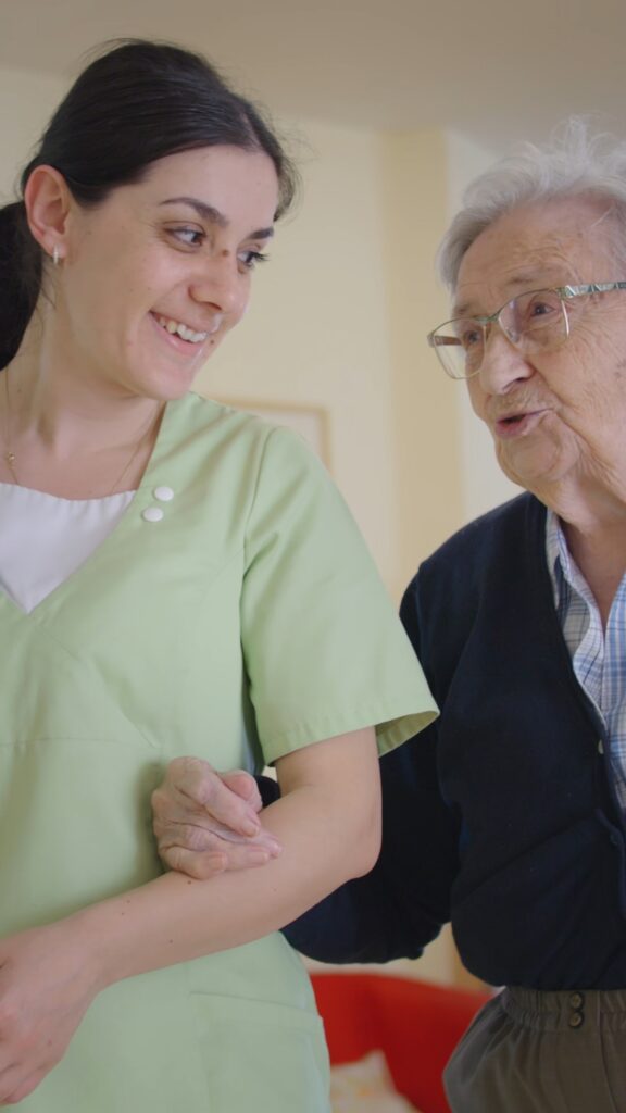 recruiting-video-pflege, imagefilm-pflegeeinrichtung, mitarbeiterszene-betreuung, nahaufnahme-pflegekraft-senior, dreh-im-pflegeheim, arbeitsalltag-pflege