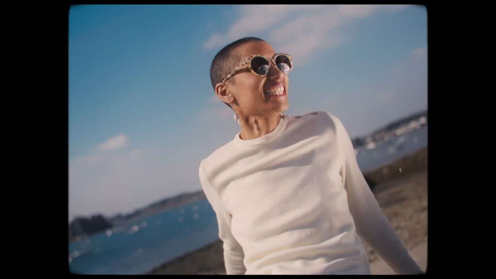Imagefilm-Dreh, Recruiting-Video-B-Roll, Outdoor-Szene, Küsten-Landschaft, Natürliches-Licht, Sonnen-Licht, Porträt-Naheinstellung, Cinematic-Look, Weiches-Bokeh, Lifestyle-Branding, Ufer-Hintergrund, Farb-Korrektur