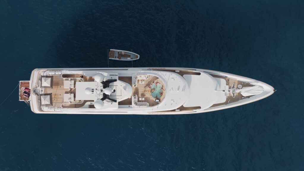 Drohnenaufnahme-Luxusyacht Luftbild-Meer Oberperspektive-Deck Imagefilm-Dreh Maritime-Werbefilm Yacht-Produktvideo High-End-Content