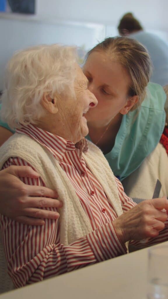 Recruiting-Video-Pflege, Imagefilm-Pflegeeinrichtung, Seniorenpflege-Nahaufnahme, Pflegekraft-mit-Senior, Betreuungs-Alltag, Fürsorge-Szene, Herzliche-Momentaufnahme, Employer-Branding-Pflege, B2B-Gesundheitswesen, Authentische-Story