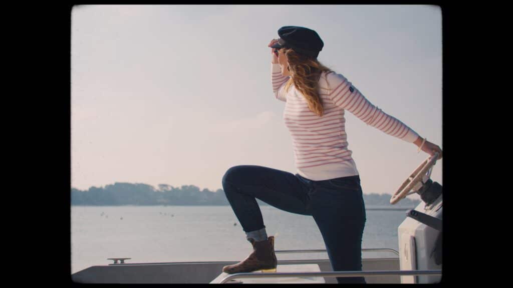 Imagefilm-Dreh, On-Location-Dreh, Maritime-Szene, Boots-Dreh, Person-am-Steuer, Blick-in-die-Ferne, Sonnenlicht-Outdoor, Marken-Storytelling