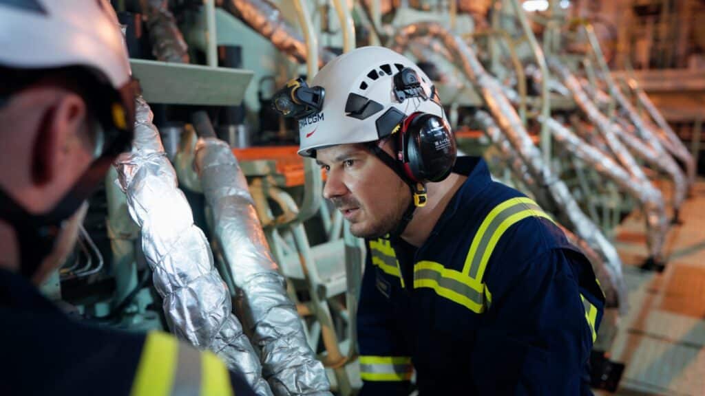 Industrieumgebung-Maschinenraum Techniker-Inspektion Rohrleitungen-Isolierung Arbeitssicherheit-Helm-Gehörschutz Nahaufnahme-Engineering Imagefilm-Dreh Recruiting-Video