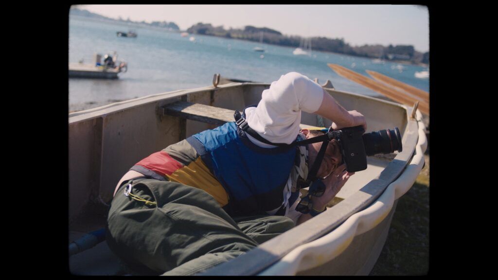 Kamera-Setup-im-Ruderboot, On-Location-Dreh-am-Wasser, Imagefilm-B-Roll, Outdoor-Filmproduktion, Maritime-Location, Kreativer-Low-Angle-Shot