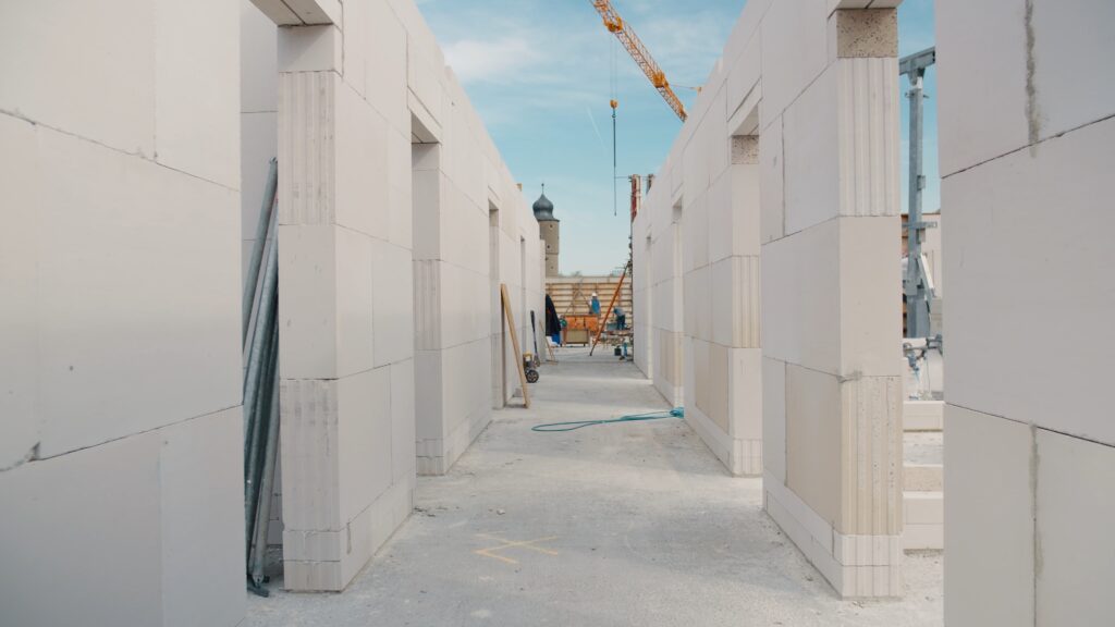 Baustelle-Rohbau-Porenbetonwände-Baukran-Industrieumgebung-Imagefilm-Dreh-Industriefilm-Recruiting-Video-Bauunternehmen