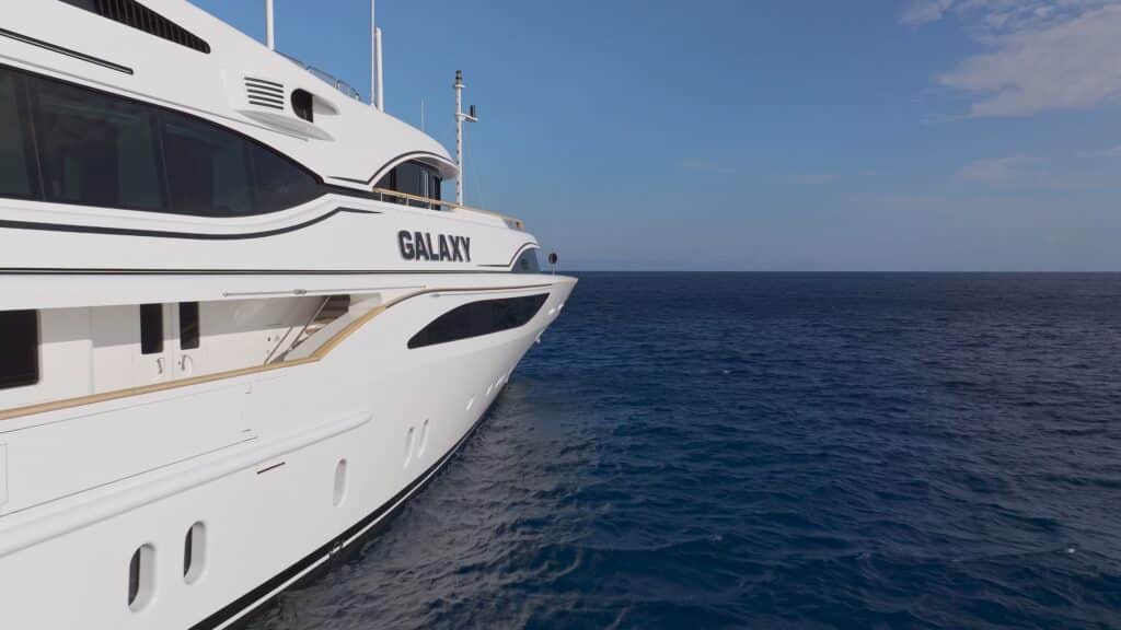 Drohnenaufnahme-Luxusyacht-auf-dem-Meer Maritime-Imagefilm-Szene Produktvideo-Yachtbau-und-Schifffahrt Premium-Werbefilm-Luftaufnahme Blaues-Wasser-Sommerstimmung