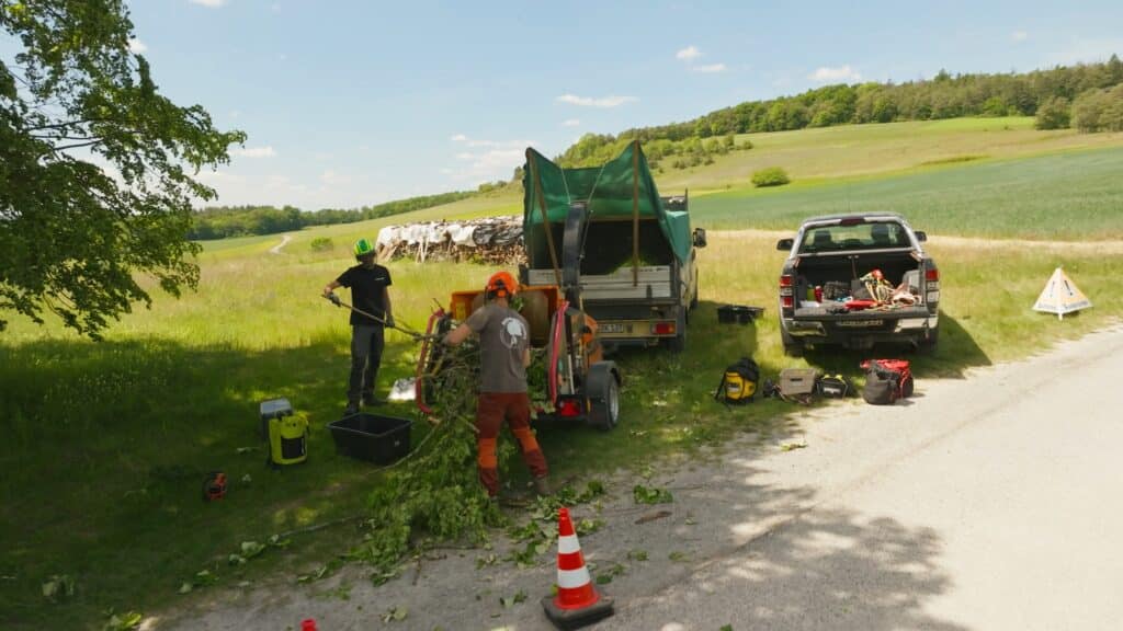Imagefilm-Dreh-Baumpflege, Recruiting-Video-Handwerksbetrieb, Arbeitsumgebung-Outdoor, Häcksler-Einsatz, Forst-und-Galabau, Sicherheitsausrüstung-PSA, Nutzfahrzeuge-am-Set, Arbeitsalltag-im-Einsatz, Natur-Landschaft-Location, B2B-Videoproduktion