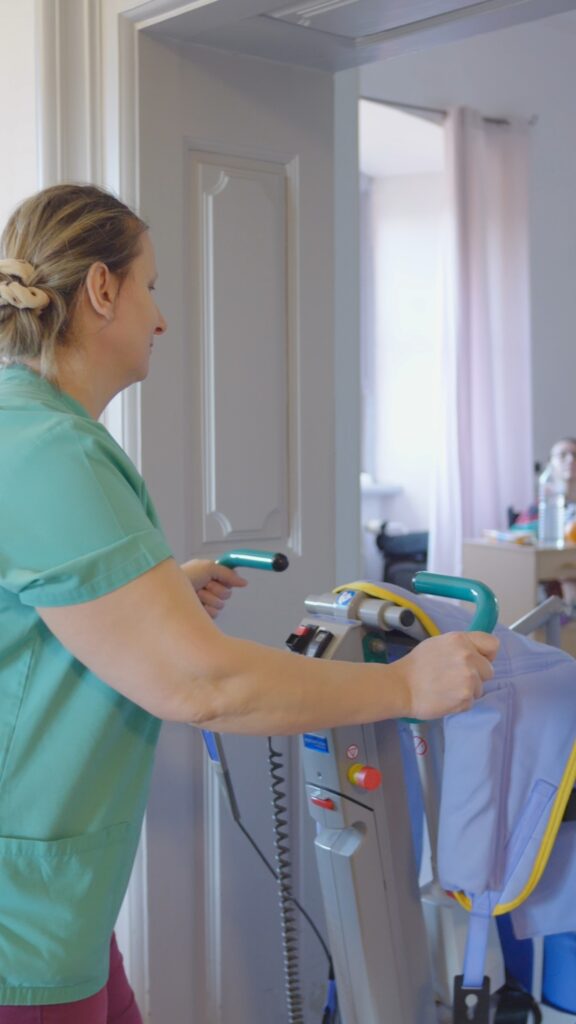 Recruiting-Video-Pflege, Imagefilm-Gesundheitswesen, Produktvideo-Medizintechnik, Pflegealltag-Patientenlift, On-Location-Dreh, Detailaufnahme-Bedienung, Klinik-Umgebung, Corporate-Video, B2B-Content, Service-Workflow