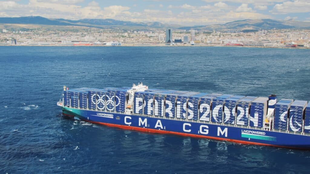 Drohnenaufnahme-Containerschiff, maritime-Industrie, Hafenstadt-Hintergrund, Seeweg-Logistik, Megafrachter-auf-See, Container-Branding, Industrieumgebung-Küste, Imagefilm-Dreh-Logistik
