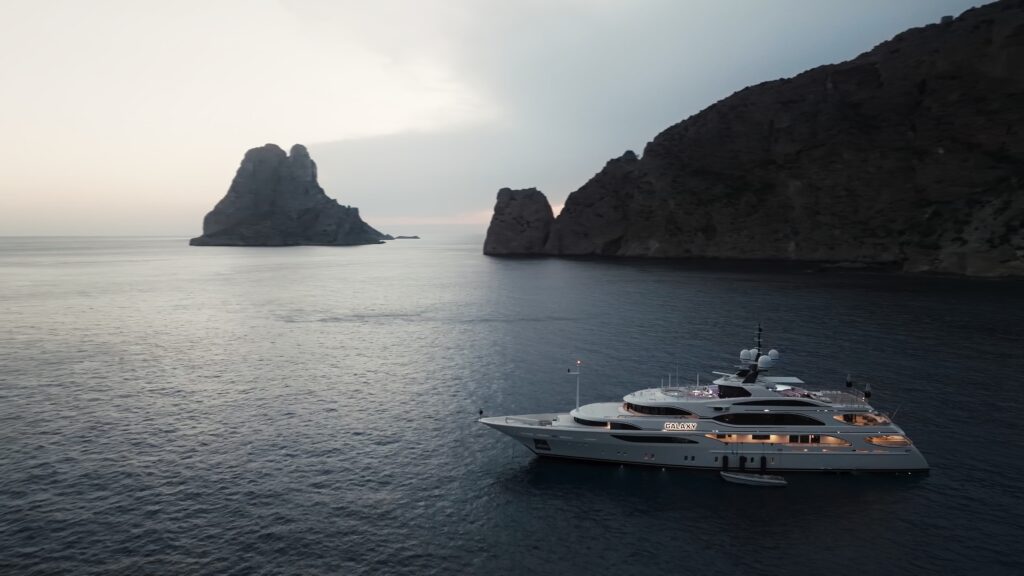 Drohnenaufnahme-Luxusyacht Meer-Felsklippen Blaue-Stunde Maritime-Location Imagefilm-Luxus Brandfilm-High-End Kino-Look