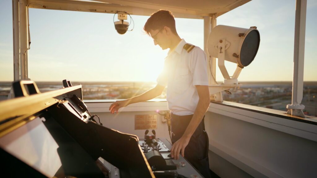 schiffsbrücke-steuerstand maritime-industrie crewmitglied-am-bedienpult hafen-panorama sonnenuntergang-backlight cinematic-look imagefilm-dreh recruiting-video arbeitsalltag-auf-see