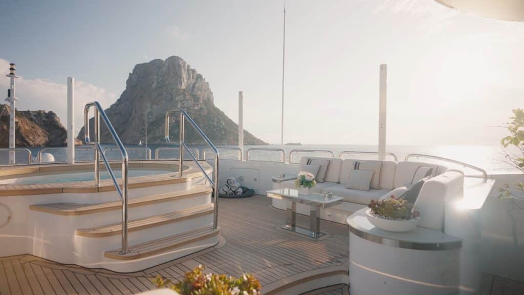 Imagefilm-Dreh, Luxusyacht-Deck, Maritime-Location, Meeres-Kulisse, Sonnenuntergang-Licht, Premium-Interieur, Lifestyle-Produktvideo, Cinematic-B-Roll