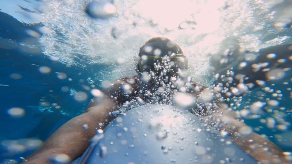 Unterwasser-Actioncam-POV, Wassersport-Produktvideo, Spritzwasser-Effekt, Highspeed-Aufnahme, Outdoor-Dreh, Kamera-Setup-Action, Marken-Content, Dynamische-Bubbles