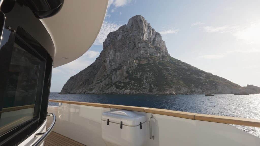 Yacht-Deck Meer-Panorama Felsen-Insel Maritime-Imagefilm-Dreh On-Location-Produktion Kamera-Fahrt Golden-Hour-Licht Luxus-Brand-Footage