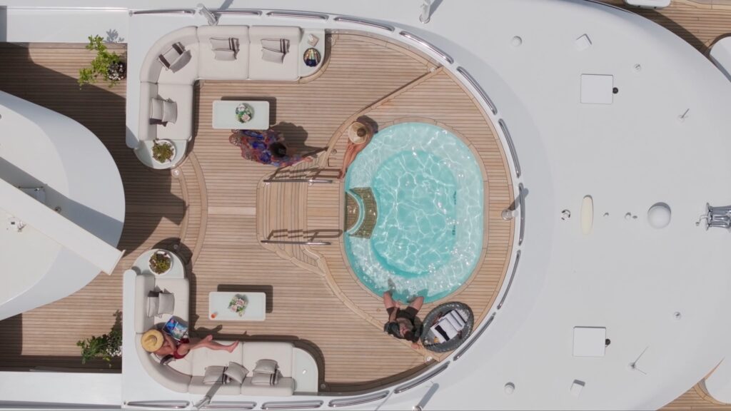 drohnenaufnahme-luxusyacht-pooldeck-sundeck-maritim-lifestyle-imagefilm