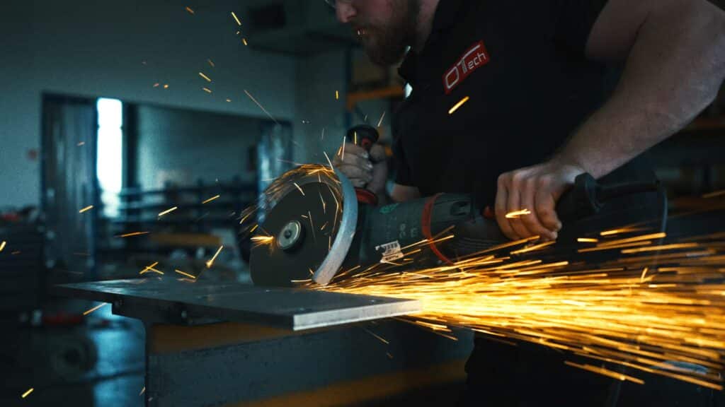 Industrieumgebung-Imagefilm-Dreh, Metallbearbeitung-Produktionsprozess, Winkelschleifer-Funkenflug, Werkstatt-Detailaufnahme, Handwerk-Industriefilm, Maschinenbau-Produktvideo, Fertigung-Authentische-Atmosphäre