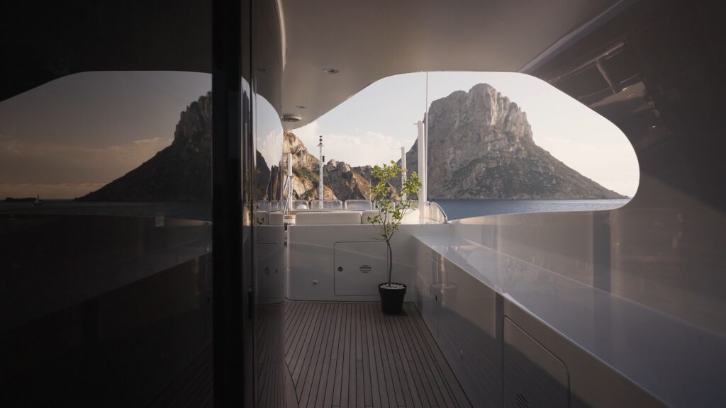 Luxus-Yacht-Produktvideo Yacht-Deckaufnahme Meerblick-Felsenpanorama Spiegelungs-Details Abendlicht-Cinematic Maritime-Imagefilm-Produktion Premium-Brand-Inszenierung