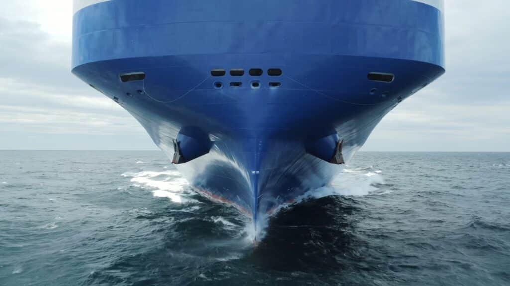 Drohnenaufnahme-Schiffsbug-auf-offener-See Maritime-Industrie Logistik-Imagefilm Hochseeschiff-Frontaufnahme Wellen-Spray Ozean-Transport B2B-Videoproduktion