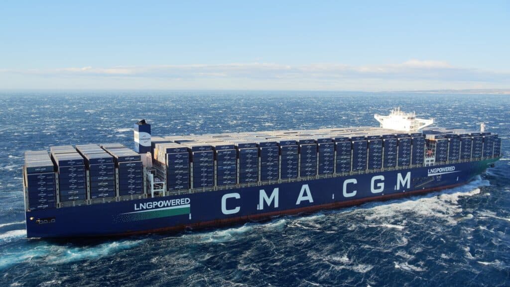 drohnenaufnahme-containerschiff-offener-see-seefracht-industrie-logistik-maritim-lng-antrieb-transport