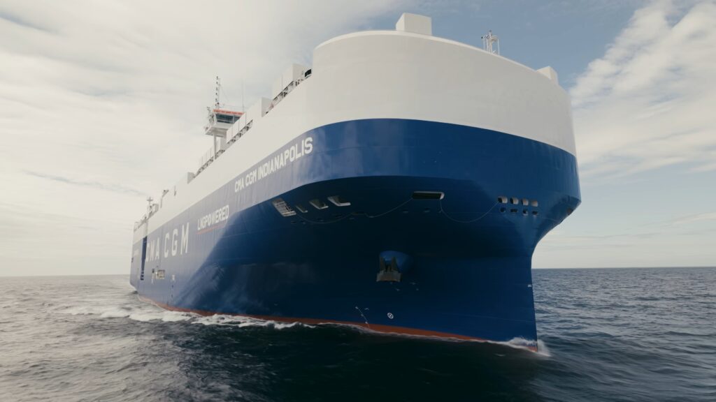 Drohnenaufnahme-frachtschiff-auf-see-maritime-industrie-imagefilm-logistik-lng-antrieb-nachhaltige-schifffahrt