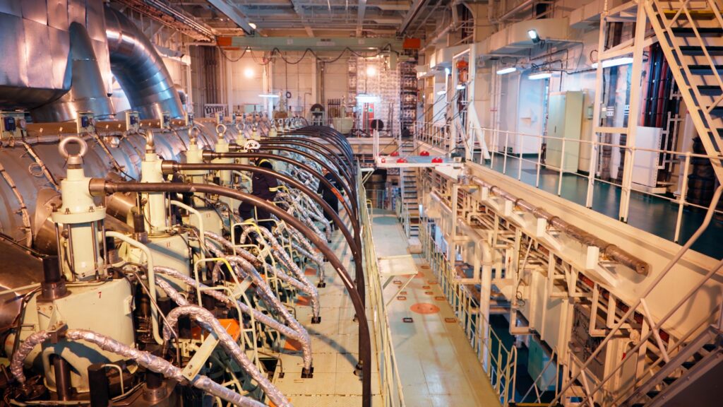 Industrieumgebung-Maschinenraum, Schiffsdiesel-Großmotor, Rohrleitungen-Anlagenbau, Wartung-Inspektion, Produktvideo-Industrie, Imagefilm-Dreh, B2B-Videoproduktion