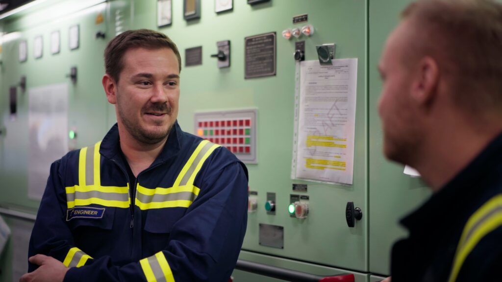 Industrieumgebung-Kontrollraum Schalttafel-Bedienfeld Teamgespräch-Ingenieure Sicherheitskleidung-Hi-Vis Recruiting-Video Imagefilm-Dreh B-Roll Arbeitsalltag-Technik