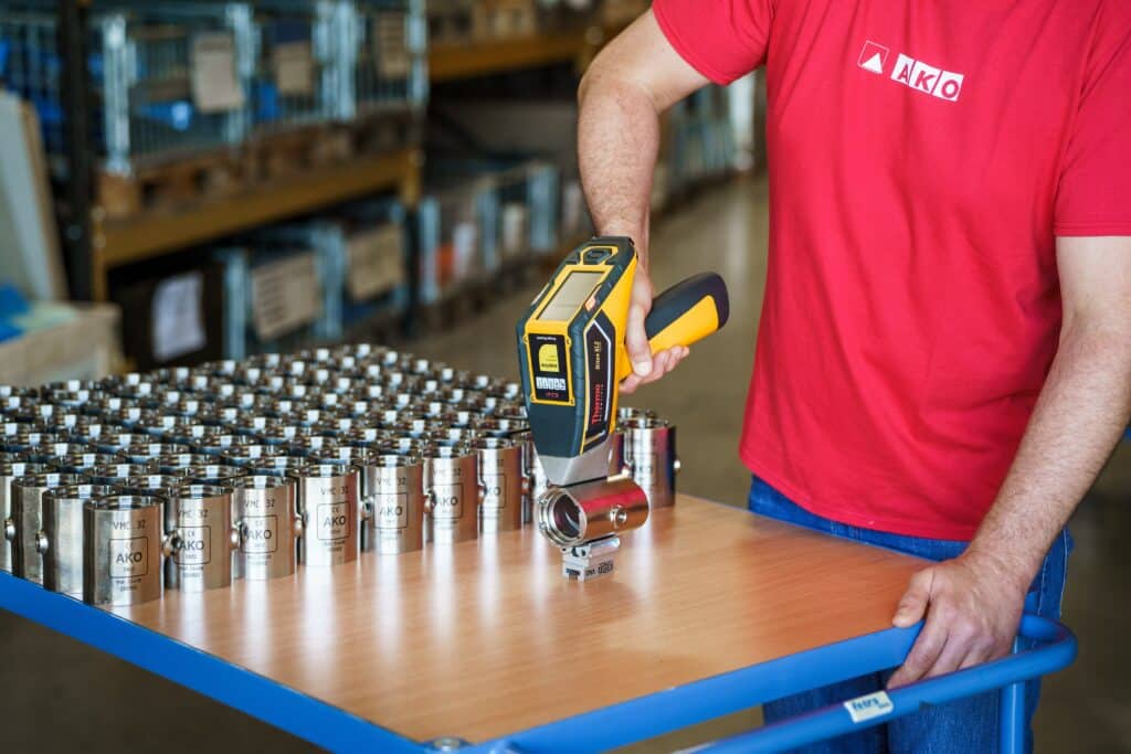 Industrieumgebung-Produktvideo-Qualitätskontrolle-Metallkomponenten-Handscanner-Detailaufnahme-Lagerhalle-Fertigung-Prozessaufnahme