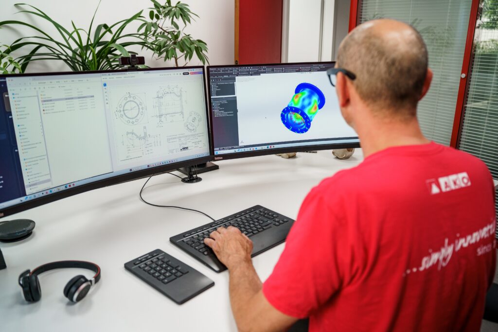 produktvideo-industrie cad-arbeitsplatz 3d-simulation dual-monitor-setup technische-zeichnung engineering-büro b-roll