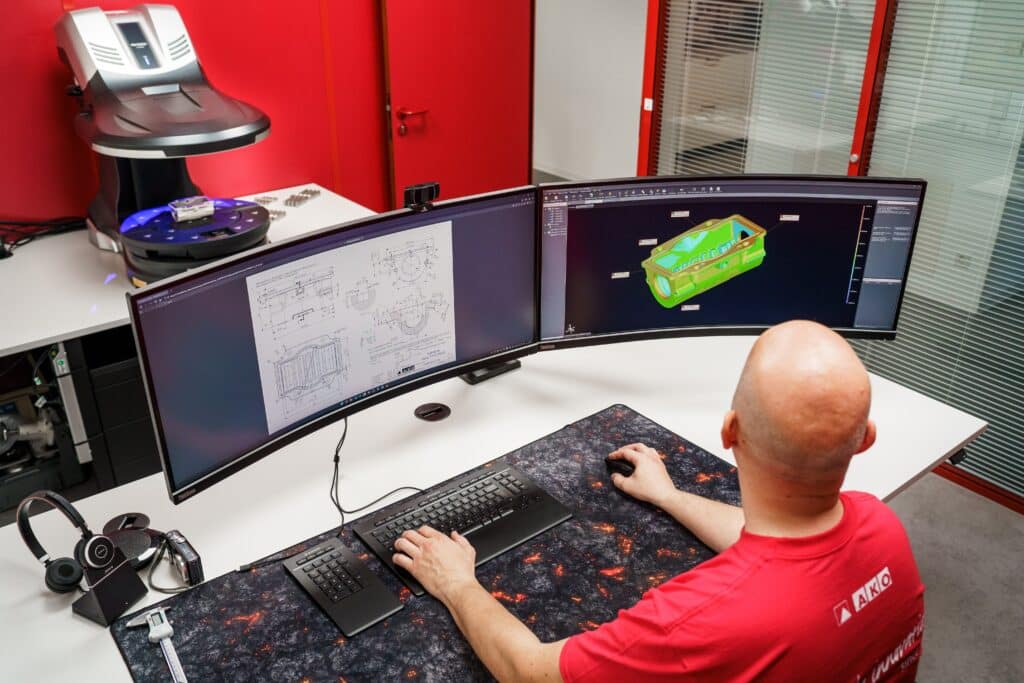 CAD-Visualisierung, 3D-Animation, Dual-Monitor-Setup, Engineering-Arbeitsplatz, Industrie-Umgebung, Produkt-Entwicklung, Mess-Scanner, Hightech-Büro, Produktvideo-Szene