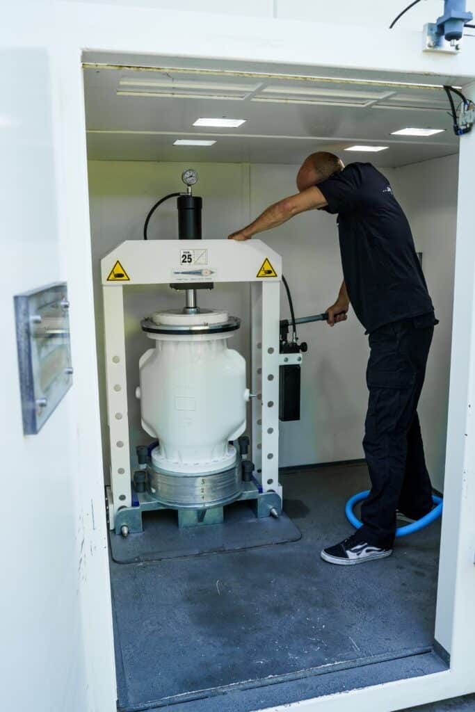 industrieumgebung-drucktest, ventilpruefung-qualitaetskontrolle, pruefstand-hydraulikpresse, mitarbeiter-bedient-maschine, produktvideo-industrie, imagefilm-dreh-technik