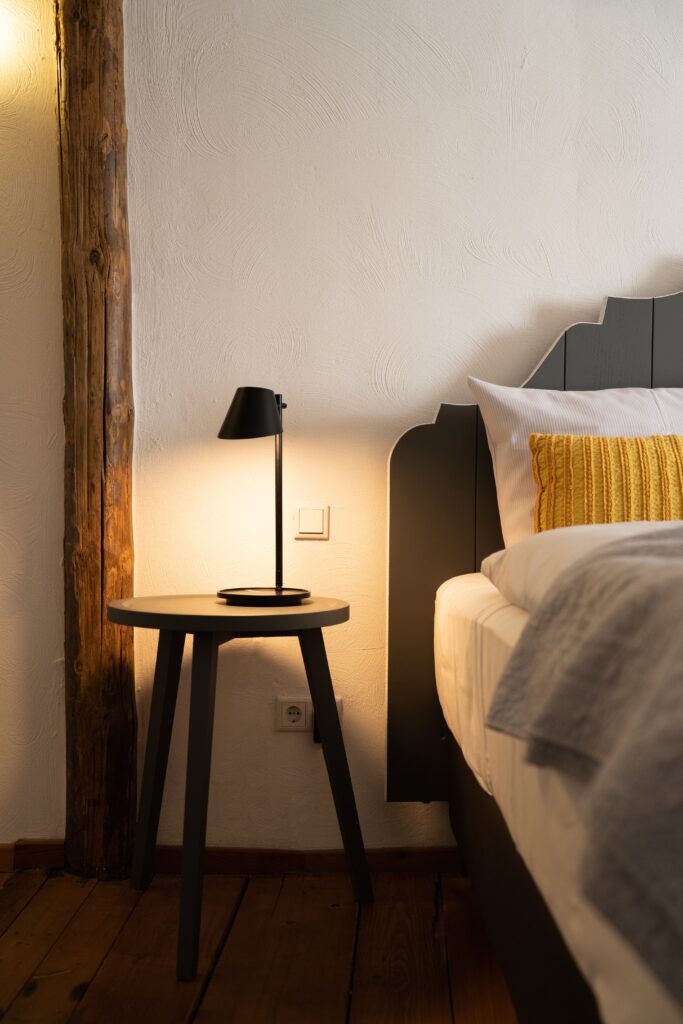 Interior-B-Roll, Hotelzimmer-Detail, Nachttisch-Lampe, Gemütliche-Lichtstimmung, Produktvideo-Interior, Imagefilm-Hotellerie, Setdesign-Location, Lowlight-Dreh, Farbbearbeitung-Warmton, Cinematic-Look