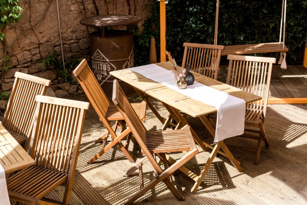 Location-Scouting-Outdoor-Terrasse Holzmoebel-Setdesign Gastro-Location Imagefilm-Dreh-Setting Sommerlicht-Atmosphaere Tischdeko-Details Event-Interview-Hintergrund