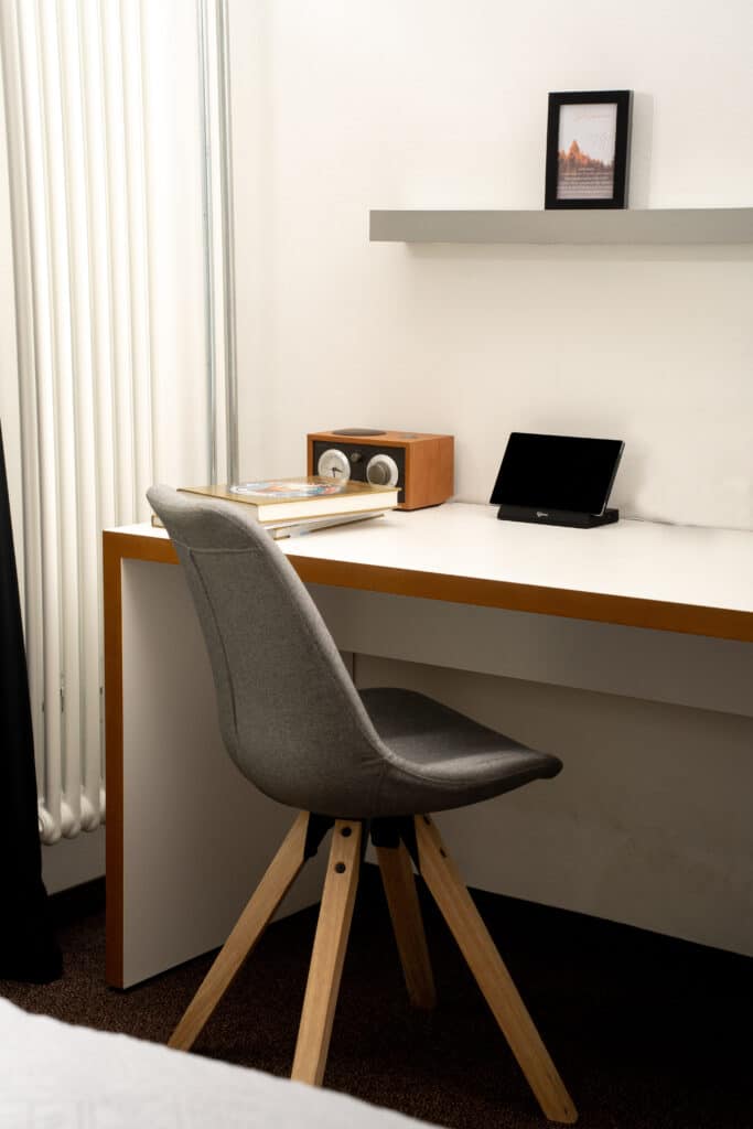 Homeoffice-Arbeitsplatz-Minimalismus Interview-Setup-ruhige-Location B-Roll-Detailaufnahme Tablet-auf-Schreibtisch Holzradio-Deko Tageslicht-Innenraum Corporate-Video-Set
