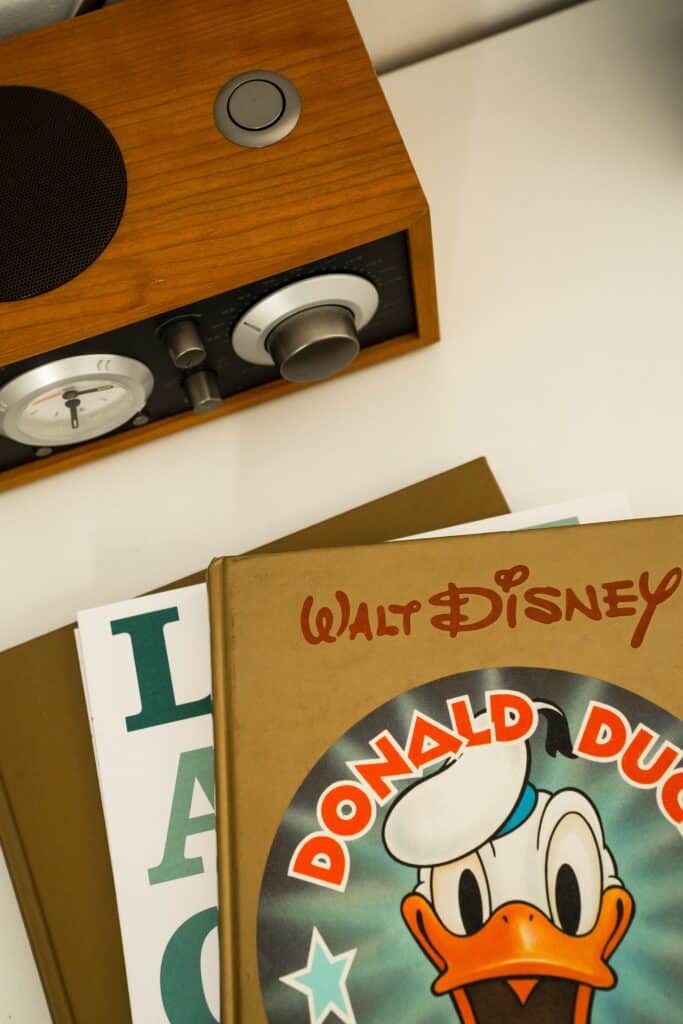 Produktvideo-B-Roll, Studio-Nahaufnahme, Retro-Radio-Detail, Donald-Duck-Buch-Cover, Requisiten-Arrangement, Setdesign-Ästhetik, Imagefilm-Visual, Marken-Storytelling, Content-Produktion, Editorial-Look