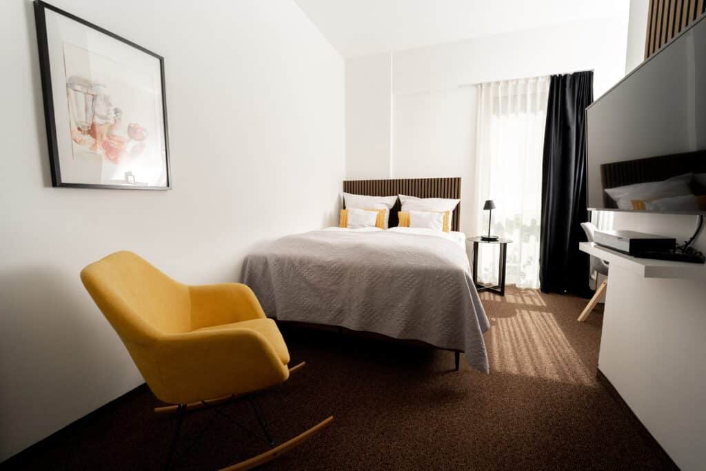 Interior-Location, Hotelzimmer-Set, Hospitality-Imagefilm, Lifestyle-Produktvideo, Location-Scouting, Available-Light, Setdesign-Details, Stimmungs-Licht, Architektur-Aufnahme, Minimalistisches-Interieur
